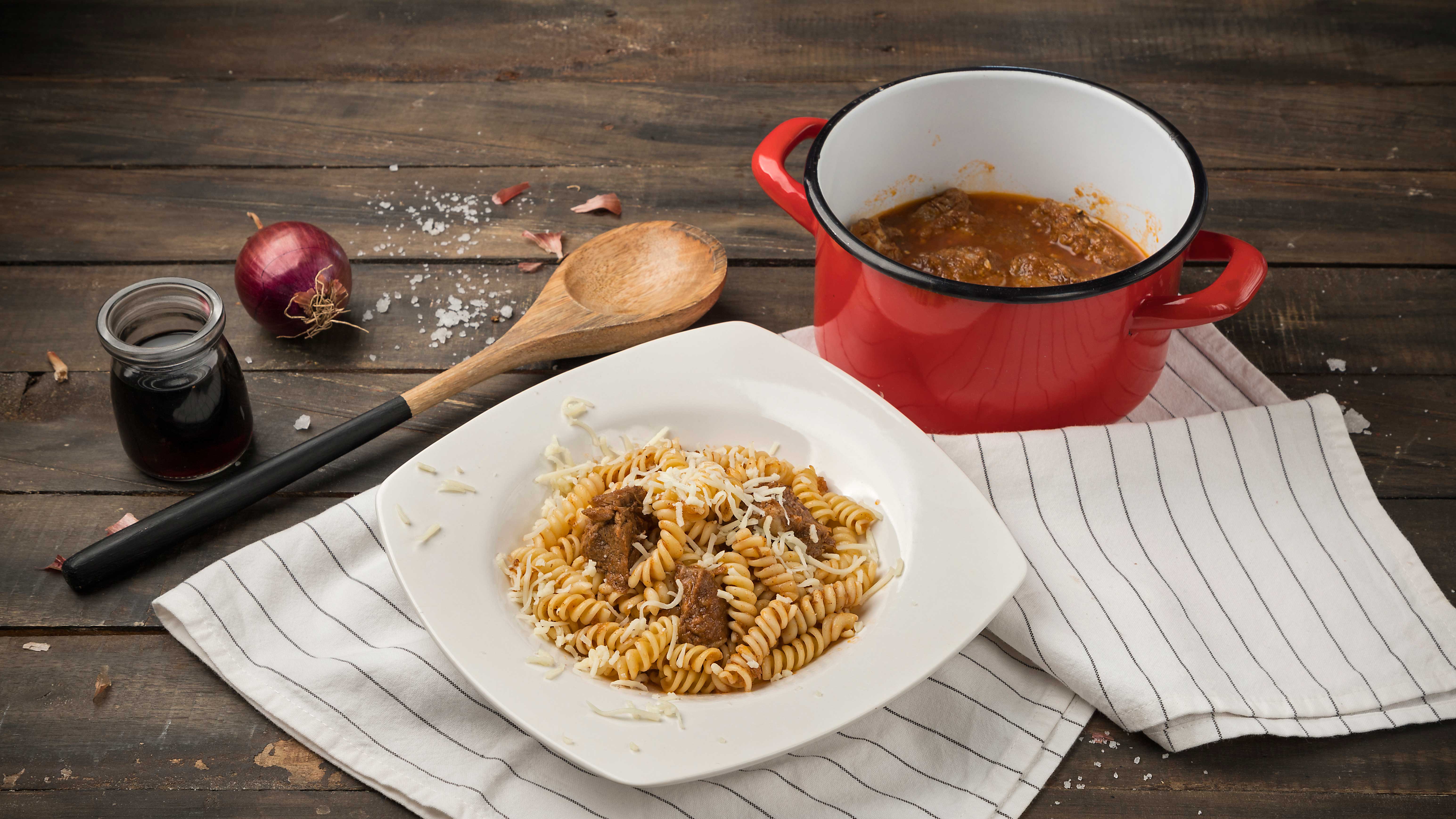 Twirls with veal cooked in tomato sauce and wine MISKO