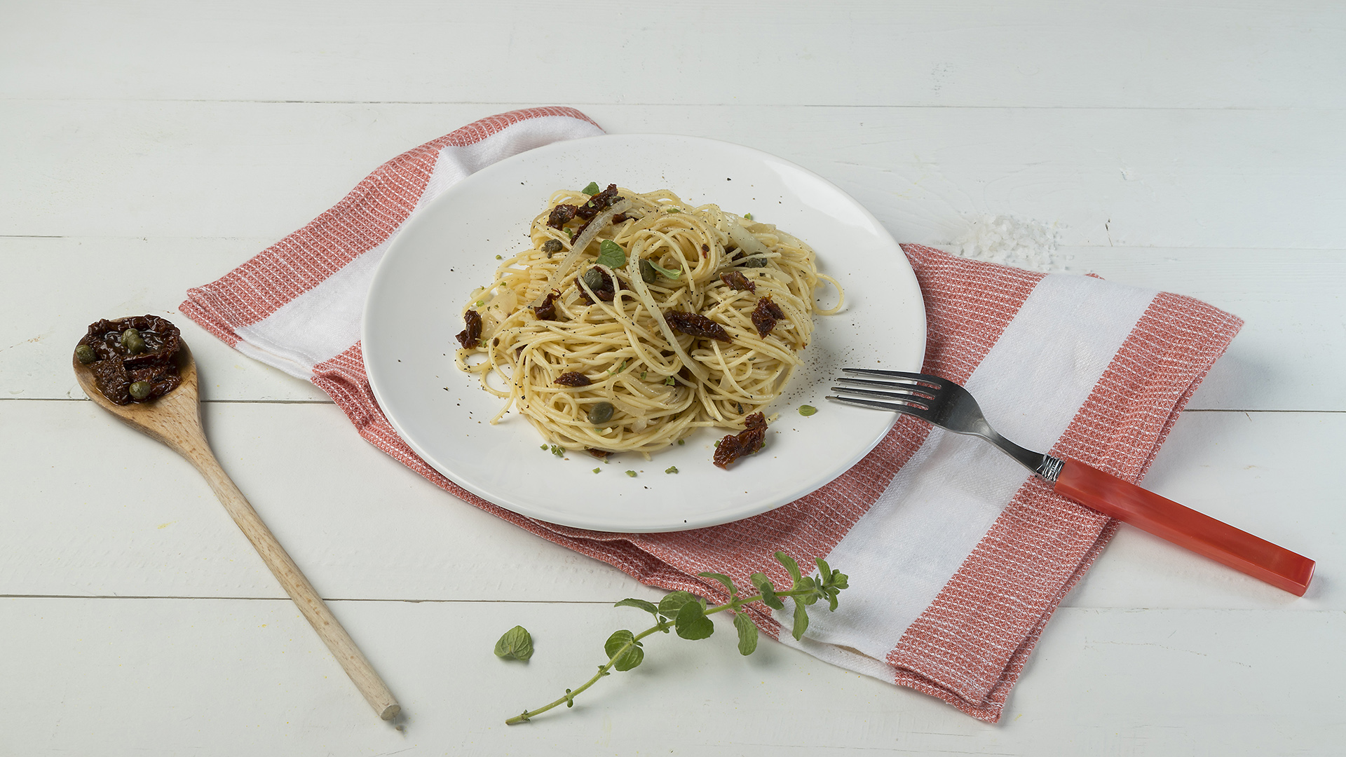 Spaghetti with sundried tomatoes and capers MISKO