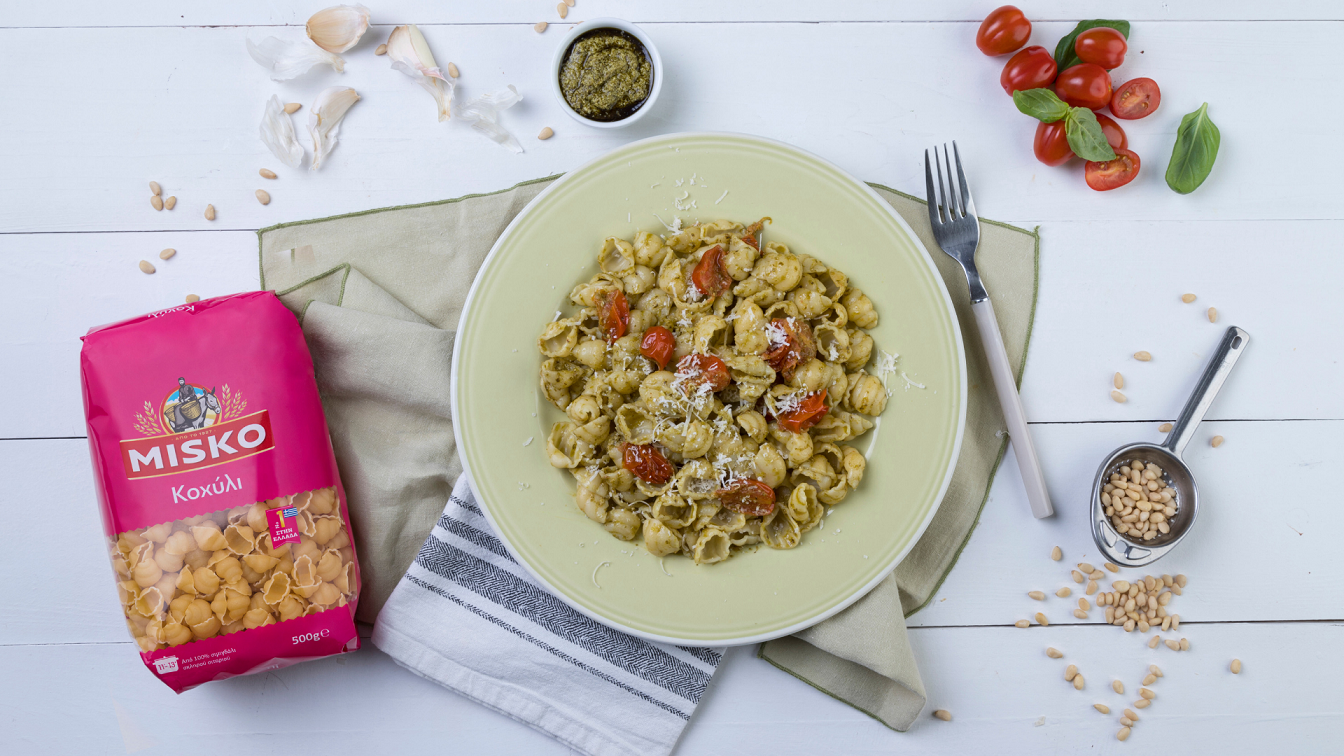 Pasta with basil pesto and cherry tomatoes - MISKO
